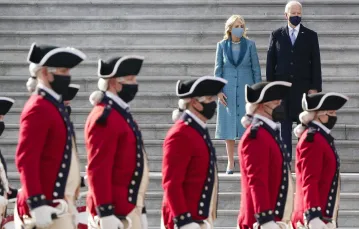 Prezydent Joe Biden wraz z żoną Jill na schodach Kapitolu przyjmują paradę wojskową po uroczystości zaprzysiężenia, 20 stycznia 2021 r. / FOT. SCOTT APPLEWHITE / AP / EAST NEWS / 