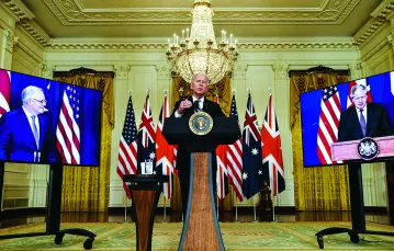 Joe Biden ogłasza powstanie paktu AUKUS podczas telekonferencji z udziałem premierów Australii Scotta Morrisona (z lewej) i Wielkiej Brytanii Borisa Johnsona, 15 września 2021 r.  BRENDAN SMIALOWSKI / AFP / EAST NEWS / 