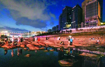 Ustępująca rzeka Jialing, dopływ Jangcy w mieście Chongqing, Chiny, 20 sierpnia 2022 r. /  / THOMAS PETER  / REUTERS / FORUM