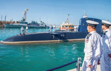 Okręt podwodny INS „Rahav” przypływa do portu w Hajfie. To jedna z pięciu takich jednostek, które Niemcy zbudowały – i częściowo sfinansowały – dla Izraela. 12 stycznia 2016 r. / JACK GUEZ