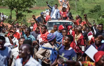 Wiec wyborczy muzyka Roberta Kyagulanyiego (na zdjęciu w odkrytym samochodzie), który rzucił wyzwanie prezydentowi Yoweriemu Museveniemu. Miasto Jinja w Ugandzie, 1 grudnia 2020 r. / GETTY IMAGES