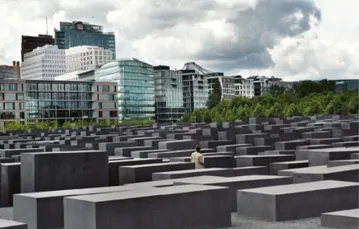 Pomnik Pomordowanych Żydów Europy odsłonięto w Berlinie w 2005 r., po 17-letniej publicznej debacie, czy go budować, w jakim kształcie i gdzie. Tworzy go 2711 steli, imitujących cmentarz. /fot. KNA-Bild / 