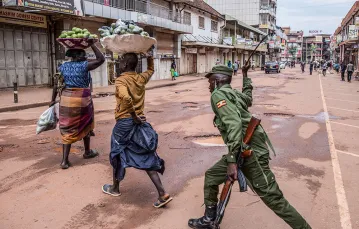 Po tym, jak prezydent Ugandy polecił obywatelom zostać w domu, policja przepędza sprzedawców owoców z ulic Kampali, stolicy Ugandy, 26 marca 2020 r. / BADRU KATUMBA / AFP / EAST NEWS / 