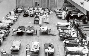 Audytorium ratusza w Oakland nad Zatoką San Francisco, przekształcone w szpital Czerwonego Krzyża w czasie pandemii grypy w 1918 r. / EDWARD A. „DOC” ROGERS / OAKLAND PUBLIC LIBRARY