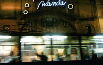 Kto pamięta o kinie „Wanda”? Teraz są tu delikatesy. Kraków, wrzesień 2002 r. / 