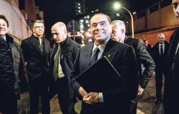 Były premier Włoch Silvio Berlusconi, przewodniczący partii Forza Italia, przed studiem telewizyjnym w Rzymie, 21 lutego 2018 r. / ALESSANDRA BENEDETTI / CORBIS / GETTY IMAGES