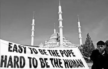"Łatwo być papieżem, trudno być człowiekiem" - muzułmanie protestują w Stambule / 
