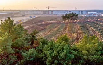Budowa zakładów Tesli w Grünheide, grudzień 2020 r. / HANNIBAL HANSCHKE / REUTERS / FORUM