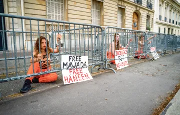 Protestując przeciw skazaniu Egipcjanek, europejskie działaczki feministyczne przykuły się kajdankami przed ambasadą Egiptu w Paryżu, 25 czerwca 2021 r. / XOSE BOUZAS / AFP / EAST NEWS