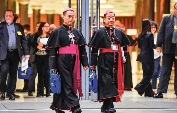 Dwaj chińscy biskupi Yang Xiaoting i Guo Jincai na rozpoczęciu synodu, Watykan, 3 października 2018 r. / ALESSANDRO DI MEO / EPA / PAP