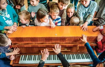 Dzieci niesłyszące uczą się odczuwać muzykę. Zajęcia w ramach projektu społecznego „5 zmysłów”, Poznań 2012 r. / Marek Lapis