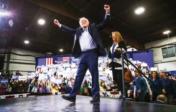 Kandydat na kandydata Demokratów Bernie Sanders wraz z żoną Jane O’Mearą Sanders na wiecu wyborczym. 3 marca 2020 r. / MATT ROURKE / AP / EAST NEWS