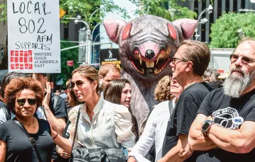 Przedstawiciele Amerykańskiej Gildii Scenarzystów domagają się wyższych płac. Protest przed siedzibą NBCUniversal. Nowy Jork, 23 maja 2023 r. / STEPHANIE KEITH / BLOOMBERG / GETTY IMAGES