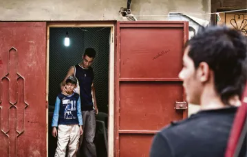 Raper Yassen przed swym studiem nagrań w palestyńskim obozie uchodźców w okolicy Bejrutu / fot. Jens Schwarz / Laif / EK Pictures / 