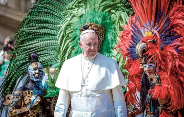 Papież Franciszek i przybysze z Ameryki Łacińskiej podczas jednej z audiencji generalnych w Watykanie / RAFFAELLA MIDIRI / EAST NEWS