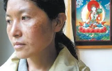 Ngałang Sangdrol w Amsterdamie, 2004 r. W tle thangka "Wyzwolicielki", Białej Tary, bóstwa opiekuńczego Tybetu / 