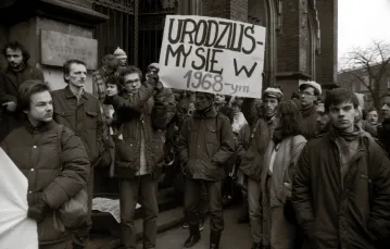 Marzec 1988 roku: manifestacja studentów krakowskich uczelni w 20. rocznicę Marca ’68. / fot. Andrzej Stawiarski / 