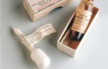 Wczesna insulina. Po prawej ampułka hormonu wyprodukowana przez firmę Eli Lilly z 1923 r.; po lewej próbka przygotowana w National Institute for Medical Research w Londynie ok. 1927 r. / SCIENCE & SOCIETY PICTURE LIBRARY / GETTY IMAGES