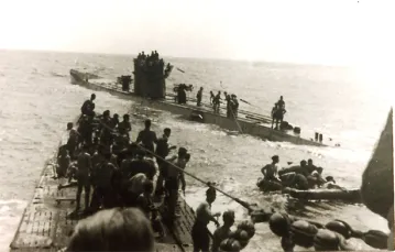U-156 i U-506 podczas akcji ratowniczej rozbitków z "Laconii" / fot. Oblt. z. S. Leopold Schuhmacher / Wikipedia / CC 3.0 / 