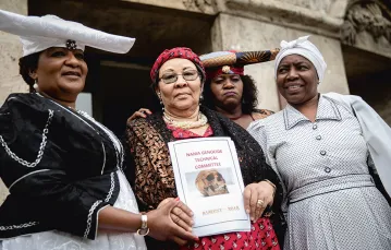 Delegacja kobiet z Namibii, które przybyły po szczątki przodków, przed berlińskim ministerstwem sprawiedliwości. Sierpień 2018 r. / KAY NIETFELD / AFP / EAST NEWS