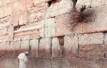 Jan Paweł II modli się przed Ścianą Płaczu w Jerozolimie, 26 marca 2000 r. REUTERS / FORUM / 
