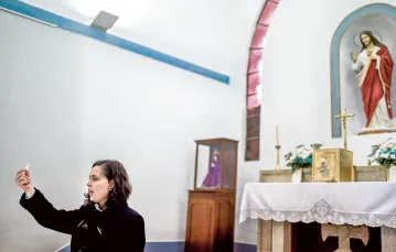 Dora Cruz rozpoczyna obrzędy komunii podczas niedzielnego nabożeństwa pod nieobecność księdza, parafia Campinho, Reguengos de Monsaraz, Portugalia, styczeń 2017 r. / PATRICIA DE MELO MOREIRA / AFP / EAST NEWS