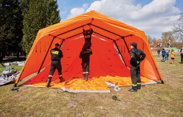 W parku na Zdrowiu strażacy montują namiot, w którym powstanie punkt szczepień. Łódź, 30 kwietnia 2021 r. / MARCIN STĘPIEŃ / AGENCJA WYBORCZA.PL
