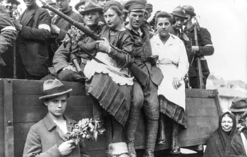 Polscy powstańcy i cywile podczas trzeciego powstania śląskiego, 1921 r. / ULLSTEINBILD / BEW