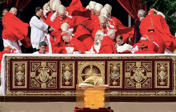 Kardynałowie podczas pogrzebu Jana Pawła II, plac św. Piotra w Watykanie, 8 kwietnia 2005 r. MAX ROSSI / REUTERS / FORUM / 