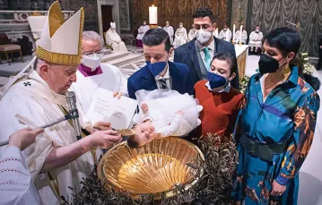 Papież Franciszek udziela chrztu w Kaplicy Sykstyńskiej. Watykan, styczeń 2022 r. / SPAZIANI / MONDADORI / GETTY IMAGES