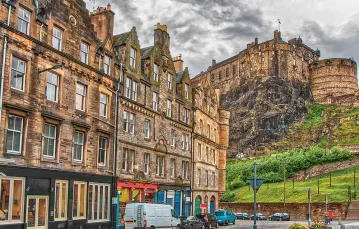 Zamek w Edynburgu na wzgórzu, Szkocja / ROMAN BABAKIN / ADOBE STOCK