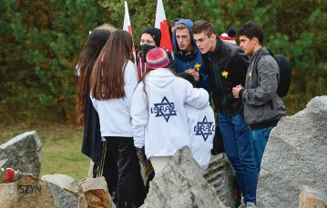 Młodzież polska i izraelska przed nazistowskim obozem zagłady w Treblince. Październik 2013 r. / JANEK SKARŻYŃSKI / AFP