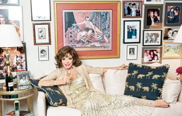 Joan Collins w swoim apartamencie w Hollywood. Marzec 2015 r. / EDDIE SANDERSON / GETTY IMAGES