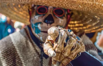 Uczestnik „parady trupów” podczas obchodów Dnia Zmarłych. Mexico City, 2017 r. / MIGUEL PEREIRA / GETTY IMAGES