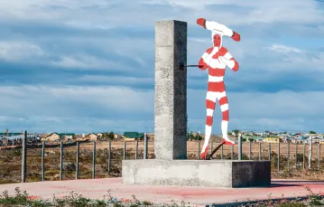 Pomnik mężczyzny z ludu Selk’nam, Porvenir, Ziemia Ognista, Chile, 2022 r. / PHILIP GAME / ALAMY / BE&W