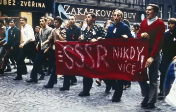 Protest przeciw inwazji Układu Warszawskiego. Praga, 23 sierpnia 1968 r. / fot. Bettman / Corbis / 