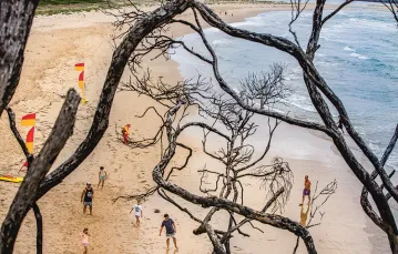 Plaża w pobliżu miasteczka Mallacoota w Australii. Mieszkańcy i turyści upamiętniają rocznicę ewakuacji czterech tysięcy osób, które w tym miejscu znalazły schronienie podczas pożarów buszu. Grudzień 2020 r. / Jenny Evans / Getty Images