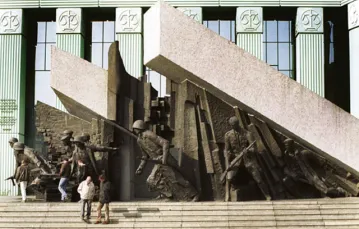 Monument odsłonięty u schyłku PRL nazwano „Pomnikiem Bohaterów Powstania Warszawskiego”; dziś funkcjonuje jako Pomnik Powstania. /fot. KNA-Bild / 