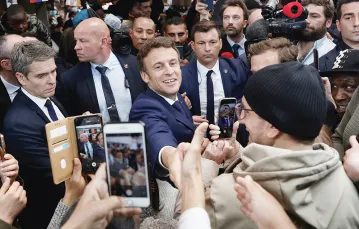 Emmanuel Macron w czasie spotkania ze sprzedawcami na placu targowym na przedmieściach Paryża. 27 kwietnia 2022 r. / BENOIT TESSIER / AP / EAST NEWS