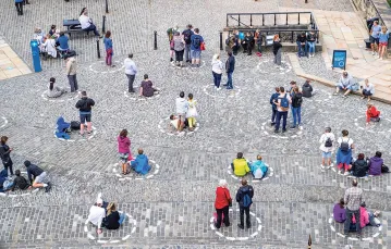 Turyści zwiedzający zamek w Edynburgu stoją w wyznaczonych odstępach sanitarnych. Edynburg, Szkocja, 20 sierpnia 2020 r. / JANE BARLOW / EAST NEWS