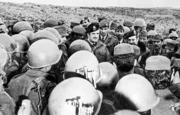 Generał Hafiz al-Asad na froncie podczas wojny z Izraelem w 1967 r. / TALLANDIER / RUE DES ARCHIVES / FORUM