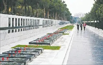 Wzgórze Męczenników w Baku z cmentarzem, na którym spoczywają Azerowie polegli podczas wojny z Ormianami o Karabach /fot. W. Szpak / 