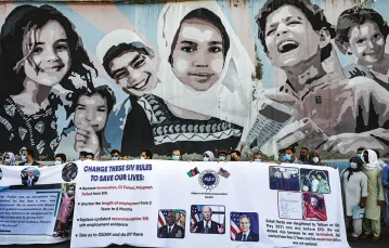 Demonstracja tłumaczy afgańskich przed ambasadą USA w Kabulu, 25 czerwca 2021 r. / REUTERS / FORUM