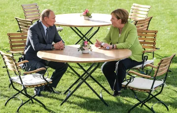 Kanclerz Niemiec i prezydent Rosji podczas spotkania w Mesebergu, 18 sierpnia 2018 r. / ALEXEI DRUZHININ / AFP / EAST NEWS