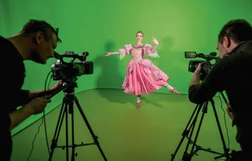Marta Baranowska, tancerka Baletu Dworskiego Cracovia Danza, podczas przygotowywania choreografii w Film Studio, które powstało w czasie pandemii. Kraków, 3 czerwca 2020 r./ ŁUKASZ GĄGULSKI / PAP / ŁUKASZ GĄGULSKI / PAP
