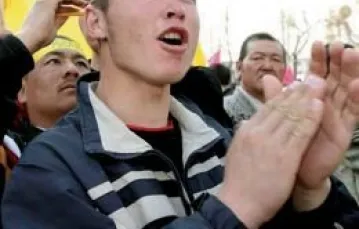 "Rewolucja Tulipanów" w Kirgistanie i demonstracje w Uzbekistanie przeraziły rządzących krajami Azji Centralnej. Na zdjęciu demonstracja w Biszkeku, stolicy Kirgistanu (marzec 2005) / 
