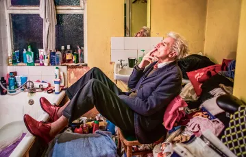 72-letni George Fowler, osoba ze zdiagnozowaną syllogomanią (zespołem zbieractwa, jednym z zaburzeń ze spektrum OCD). Projekt fotograficzny Corinny Kern „George’s World”. Londyn, grudzień 2013 r. / CORINNA KERN / LAIF / FORUM