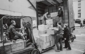 Załadunek transportu darów z Rennes do Białegostoku, grudzień 1981 r. / archiwum Ewy Waliszewskiej i ouest-France