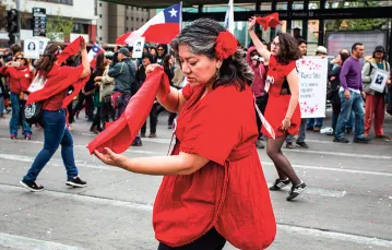 Cueca sola tańczona przez kobiety podczas marszu upamiętniającego chilijski zamach stanu w 1973 r. Santiago, 11 września 2016 r. / MAURICIO GOMEZ / NURPHOTO / AFP / EAST NEWS