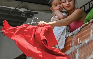 Czerwone flagi na domach to sygnał oznaczający głód i prośbę o pomoc. Medellín, Kolumbia, 16 kwietnia 2020 r. / / FOT. JOAQUIN SARMIENTO / AFP / EAST NEWS